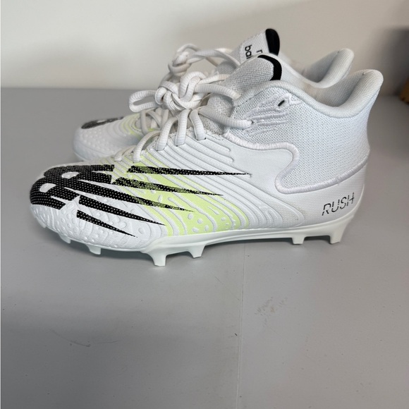 New Balance Women’s Lacross Cleats Rush V3 Mid SZ 6 - Picture 1 of 8